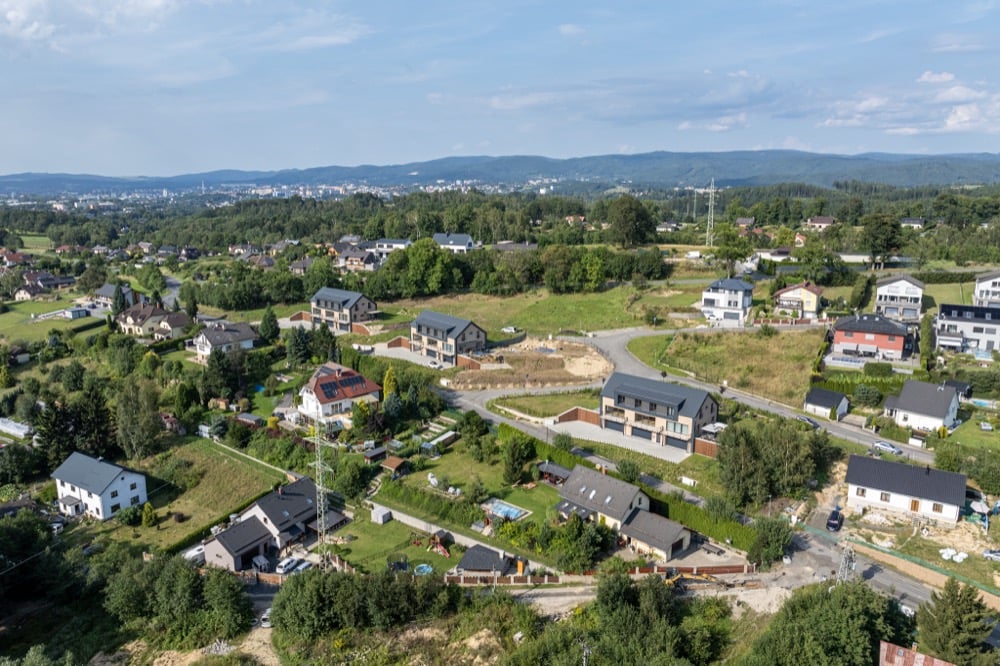 Pohled od domů směrem na Liberec a Jizerské hory